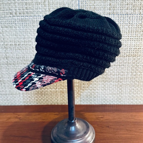 VTG Black & Red Houndstooth Plaid Acrylic Knit Cabbie Hat - Picture 3 of 10